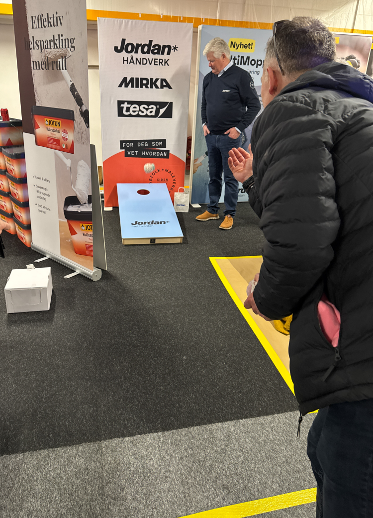 Cornhole konkurranse på Jordan stand. Lars Petter Rustan følger med.