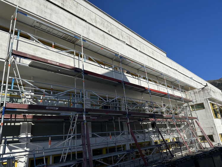 blå himmel hvit fasade