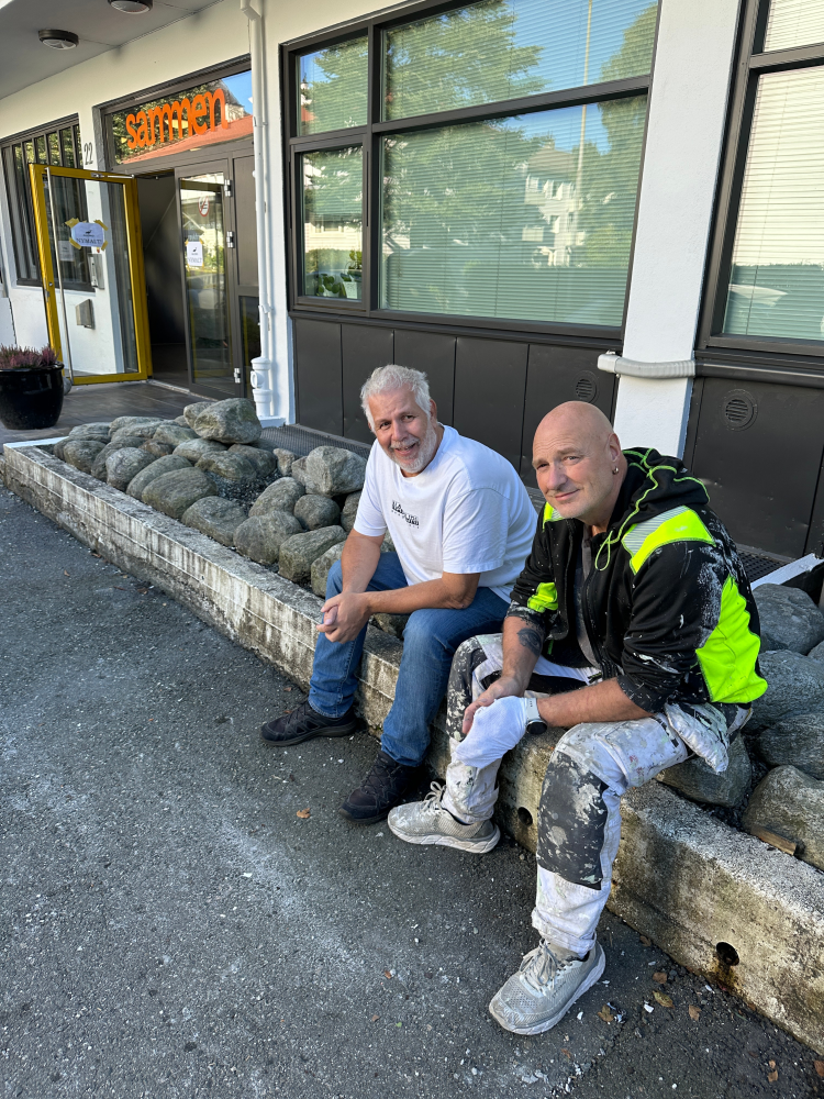 to menn håndverkere hvitt bygg