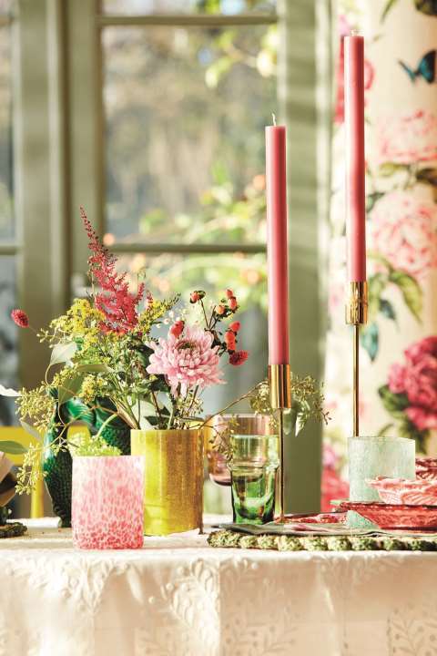 Sommerlig interiør i gult, rosa og grønt
