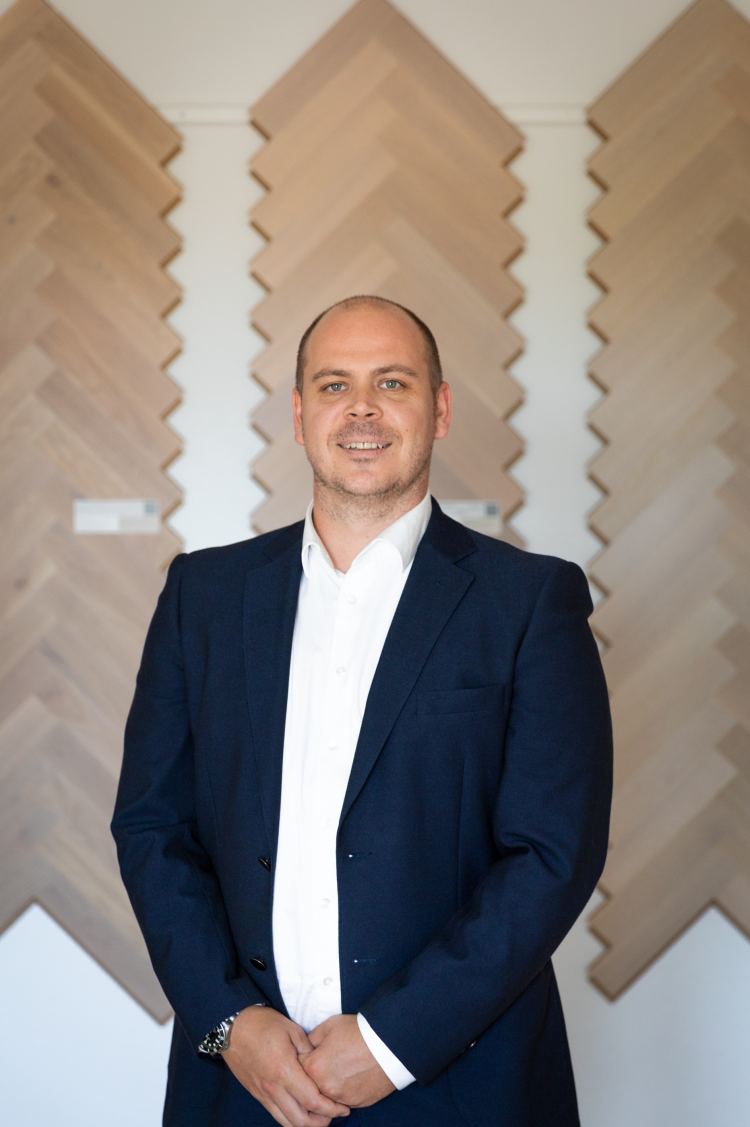 mann hvit skjorte dressjakke tre