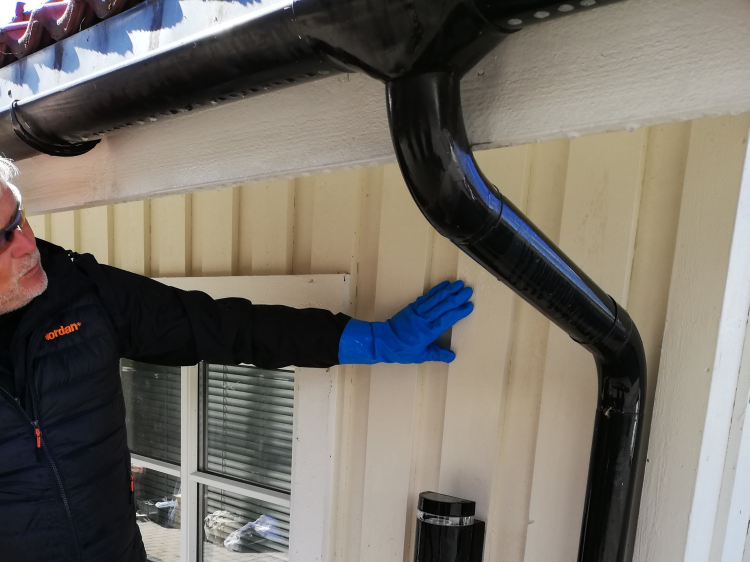 sjekker takrenner og nedløpsrør