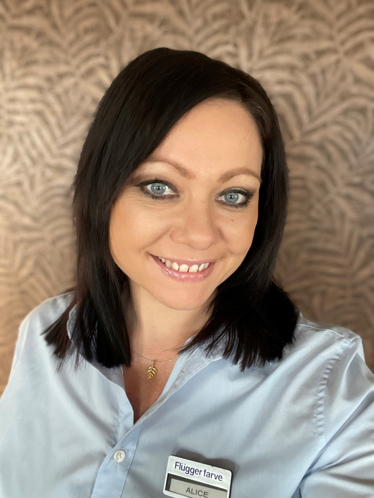 Alice Marie Voraa, Flügger farve i Haugesund.