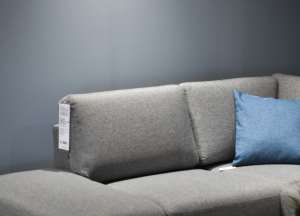 Den klassiske grå sofaen blir med ett flott mot den mørkeblå veggen.<br />Foto: Flügger