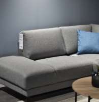 Den klassiske grå sofaen blir med ett flott mot den mørkeblå veggen.