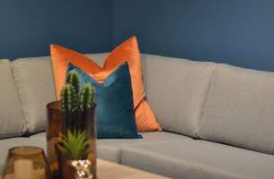 Foto: Flügger<br/>Den klassiske grå sofaen blir med ett flott mot den mørkeblå veggen.
