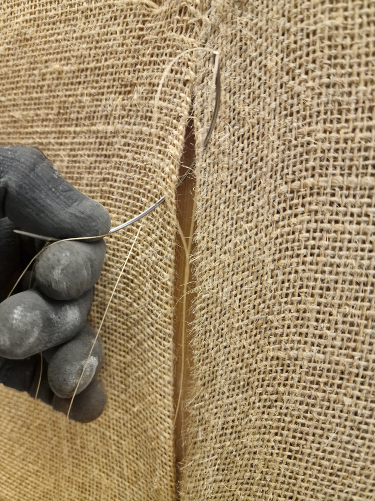 Jutestrie sys sammen på stedet.