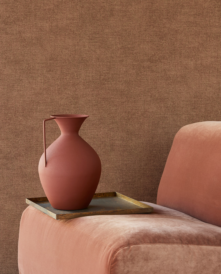 ferskenfarget vegg med møbel 