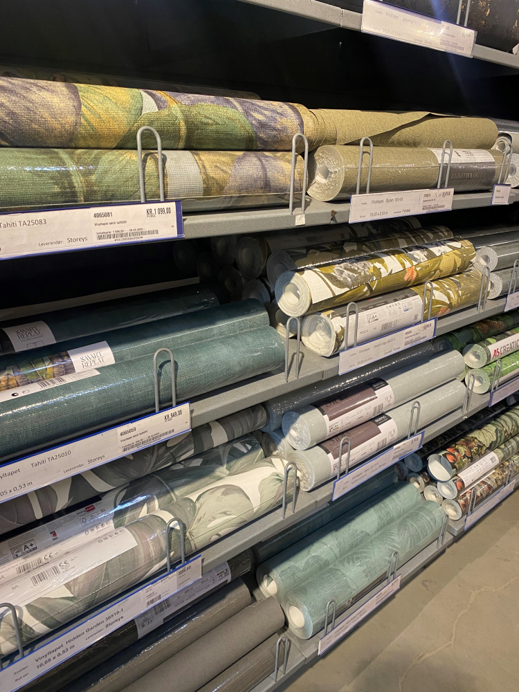 ruller med tapet i hyller