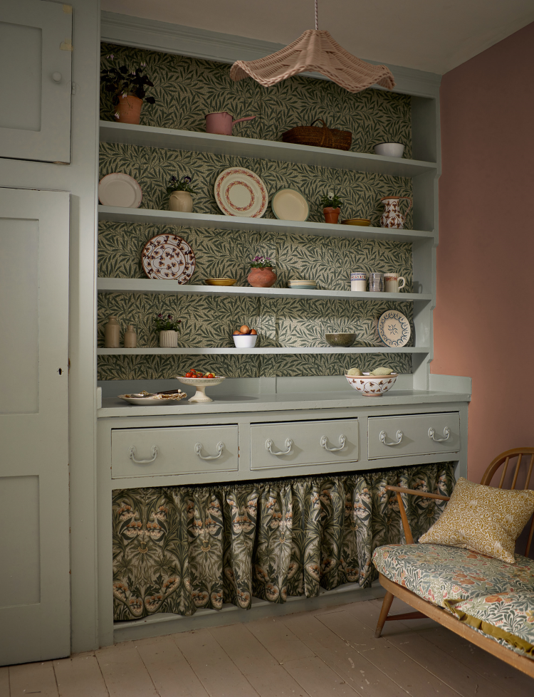 hylle med grønn tapet 