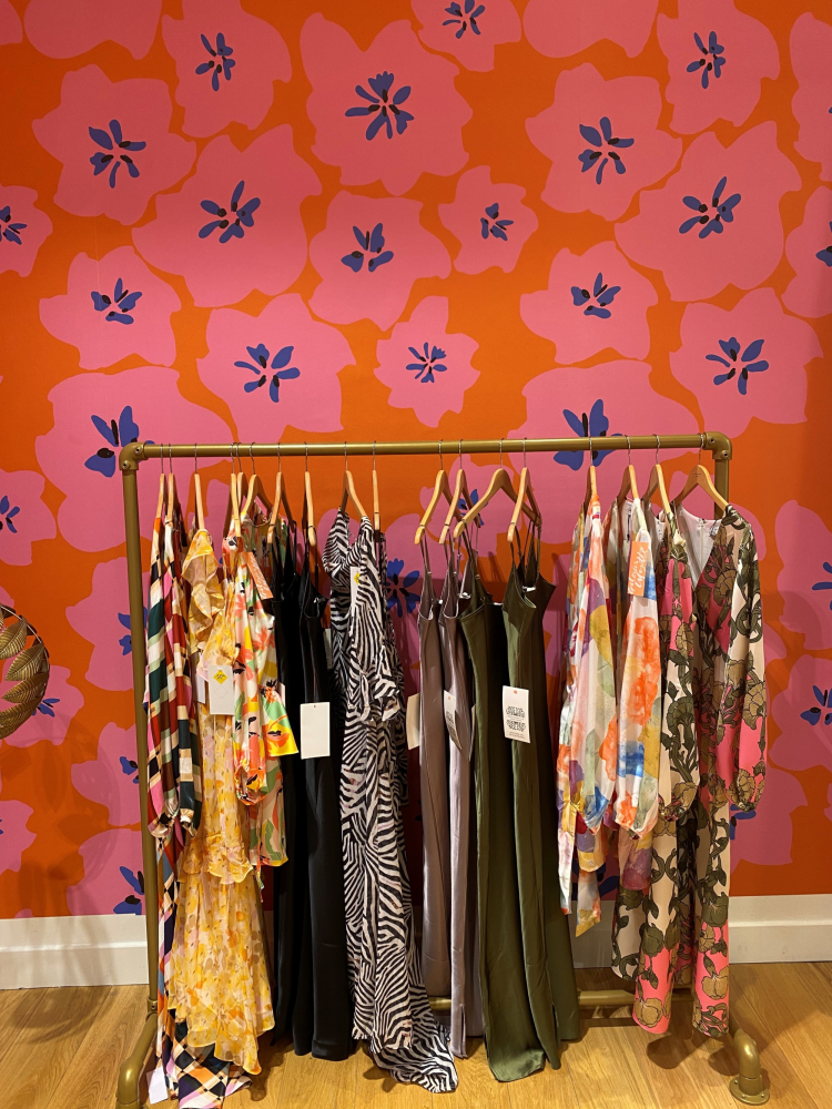 mønstret fargerik tapet klesstativ  kjoler