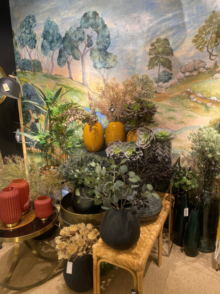 vegg med tapet og stæsj foran