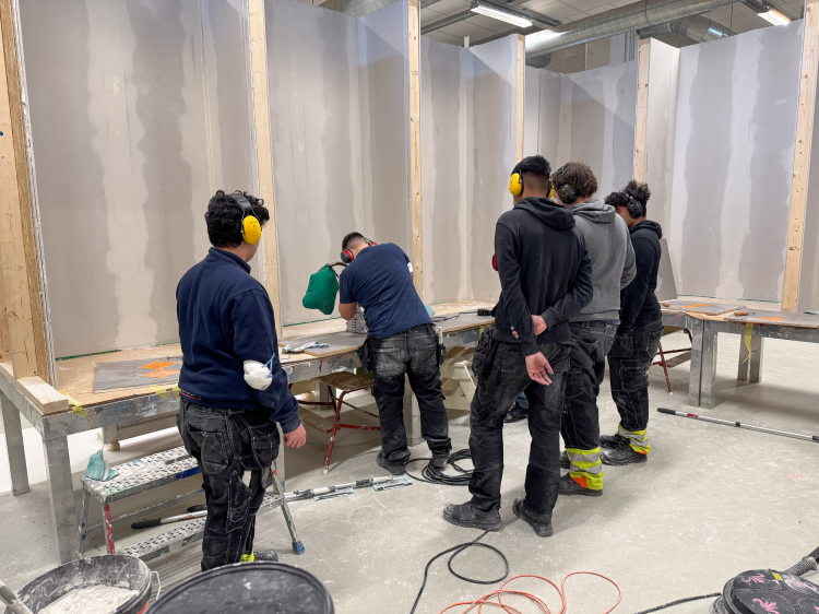 Elever fra Vg1 Bygg- og anleggsteknikk på Stovner VGS får prøve seg på malerfaget.