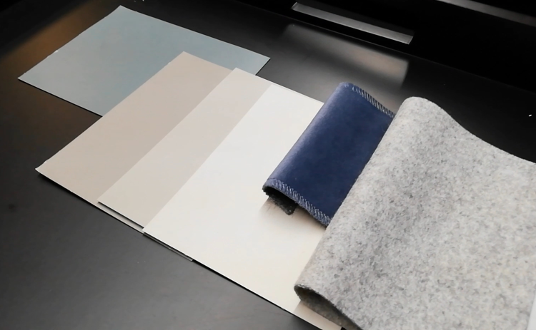 Lyse fargeprøver med blått tekstil