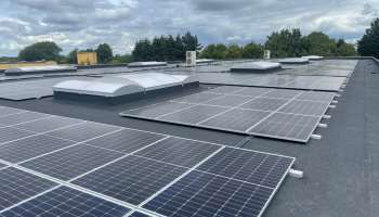Foto: Ardex Scandinavia<br/>ARDEX SCANDINAVIA, med fabrikk i Hedensted i Danmark, har utvidet anlegget med 2 000 kvadratmeter produksjonslokaler. På taket er det installert solcellepaneler som gjør fabrikken selvforsynt med strøm.
