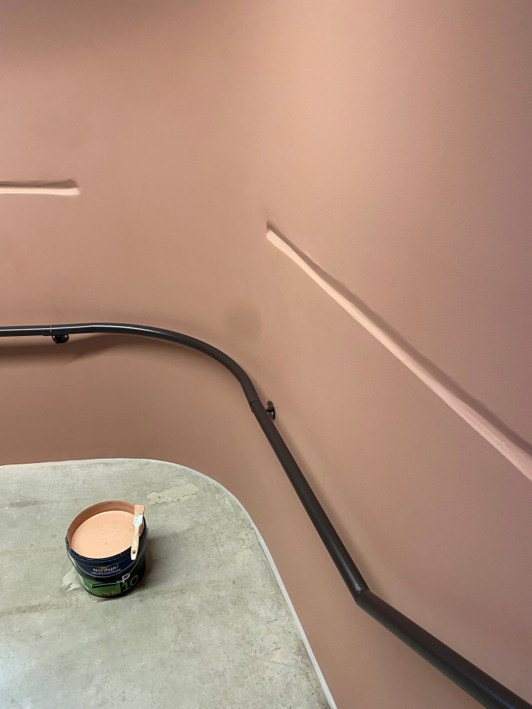 trapp og malingsspann rosa vegger