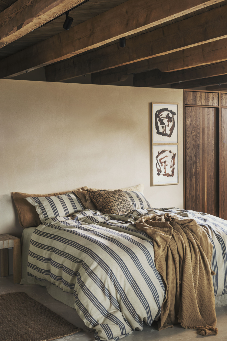 soverom med dobbeltseng med stripete dynetrekk