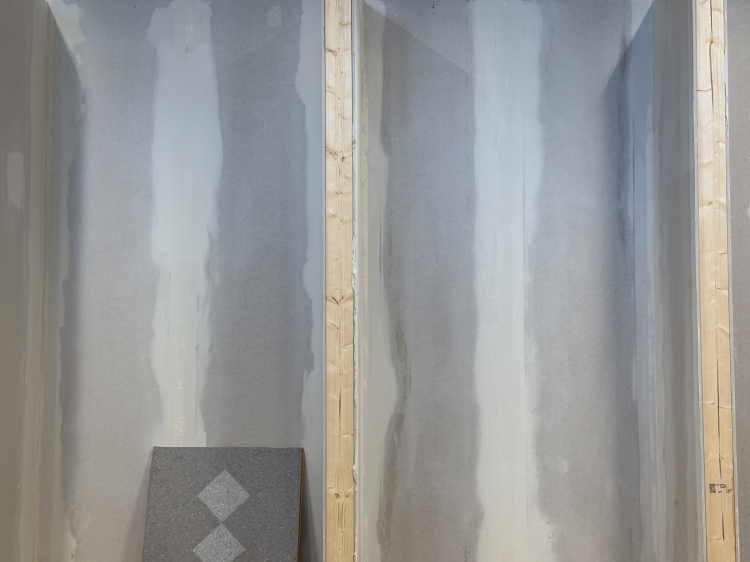 Vegger med innvendige hjørner strimlet og sparklet.