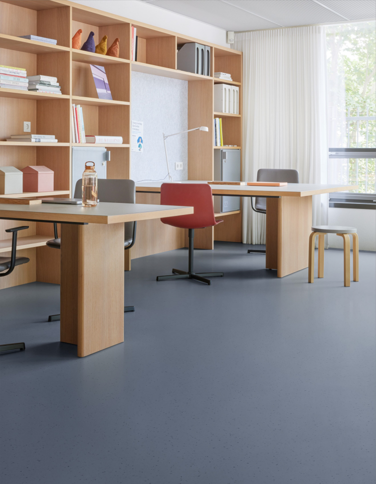 lyse tremøbler mot et blått gulv