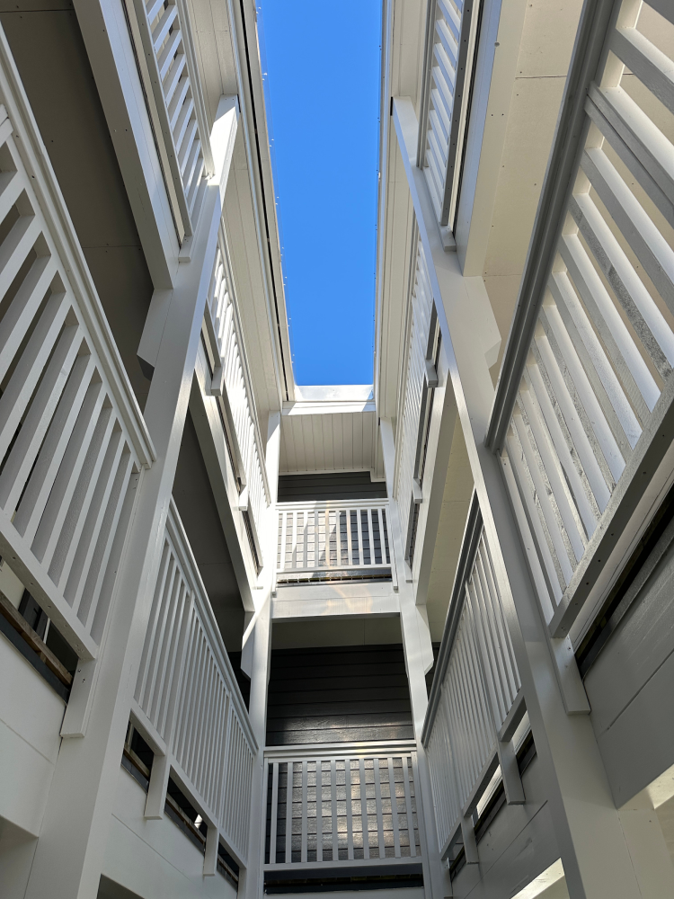 blå himmel bygg rekkverk