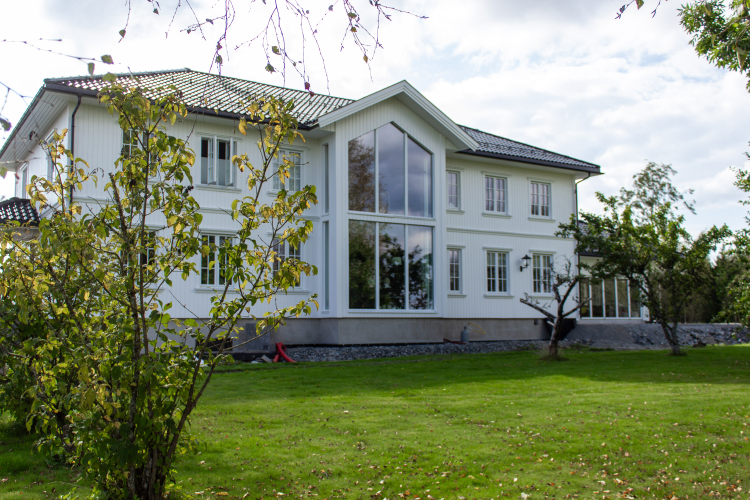 hvitt hus vinduer grønt