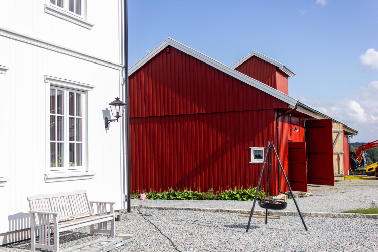 hvitt hus rødt bygg
