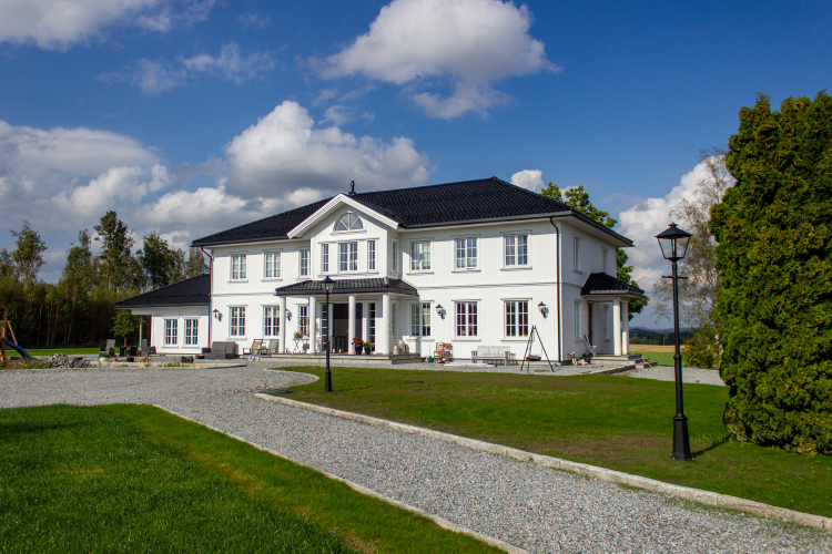 hvitt hus vinduer gård fasade svart dør