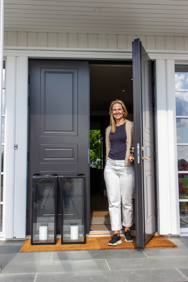 dame svart dør hvitt hus