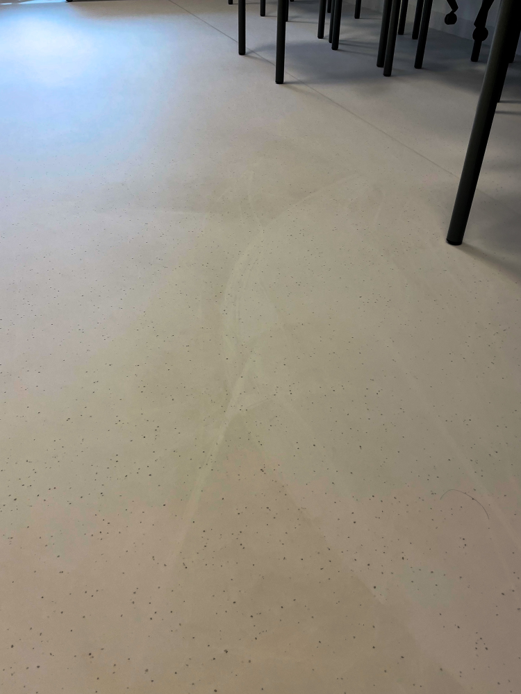 skadet gulv etter dårlig byggrengjøring