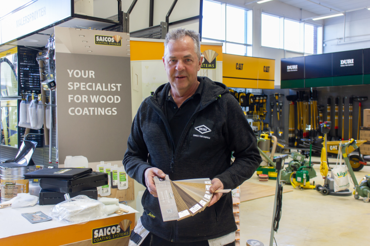 Jørann Hansen med Saicos-produkter