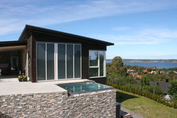 Moderne hus beiset mørk brunt. Vinduer fra NorDan.