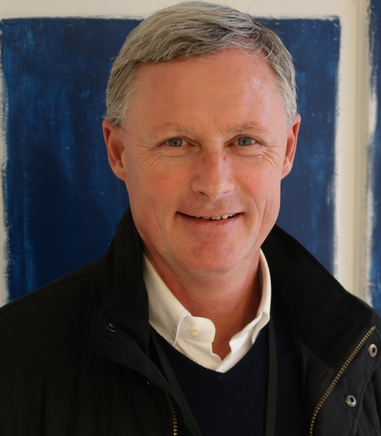 mann foran døråpning