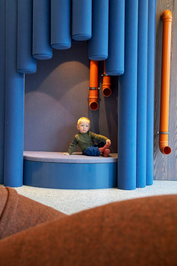 barn leker i blå konstruksjon