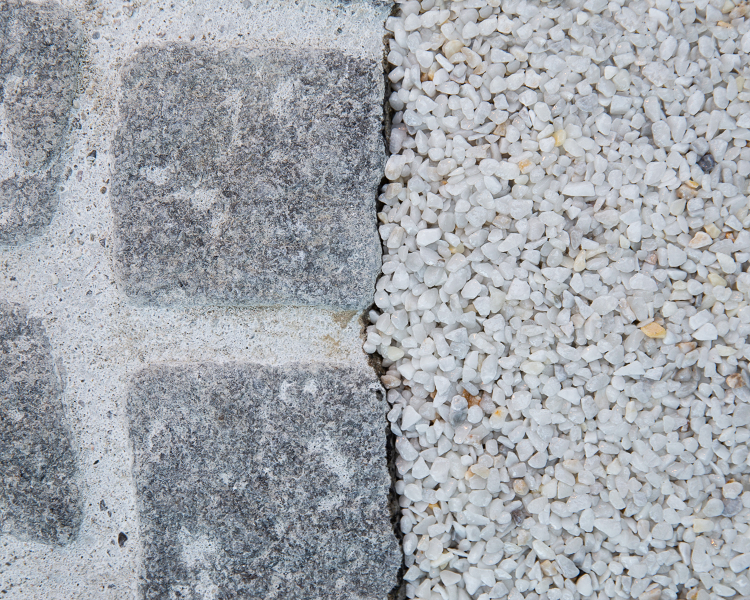 brostein og småstein i et steinteppe