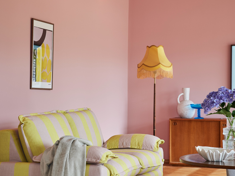 Rosa vegg, gul lampe, retro