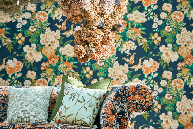 blomstrete tapet og sofa