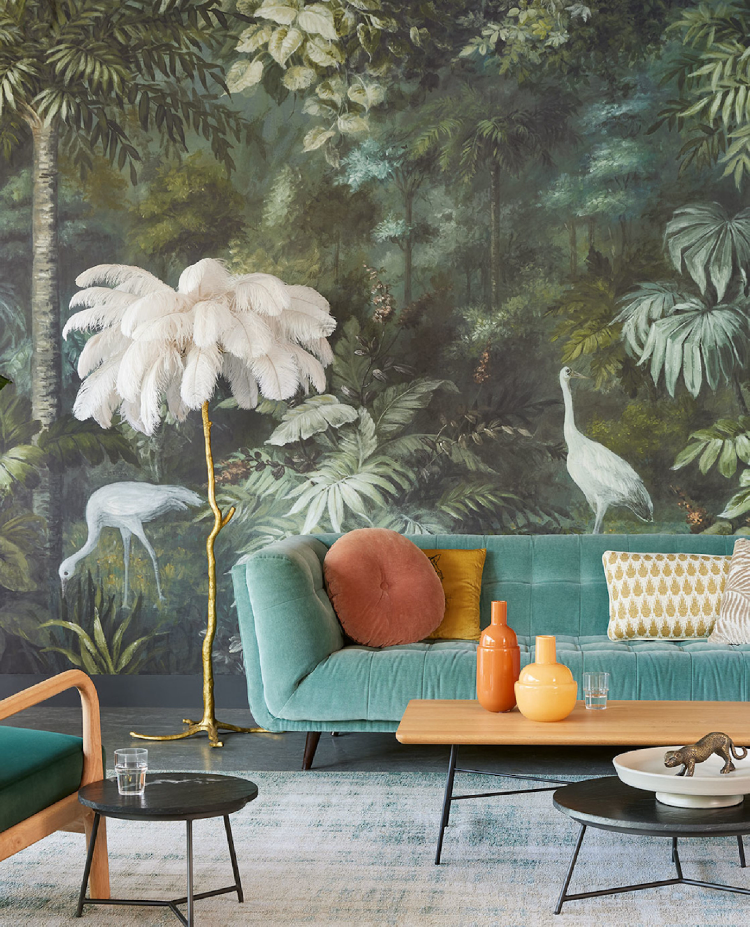 tapetvegg med turkis sofa og fargede puter 