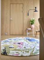 Foto: InHouse<br/>SMYKKE: Med stort mønster og poppende farger, kan  teppet gi rommet et skikkelig blikkfang.