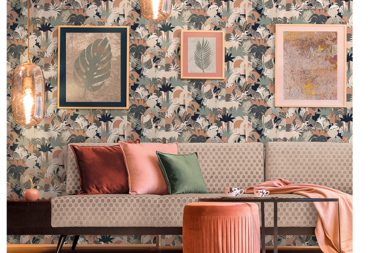 tapet, fersken puter og sofa 