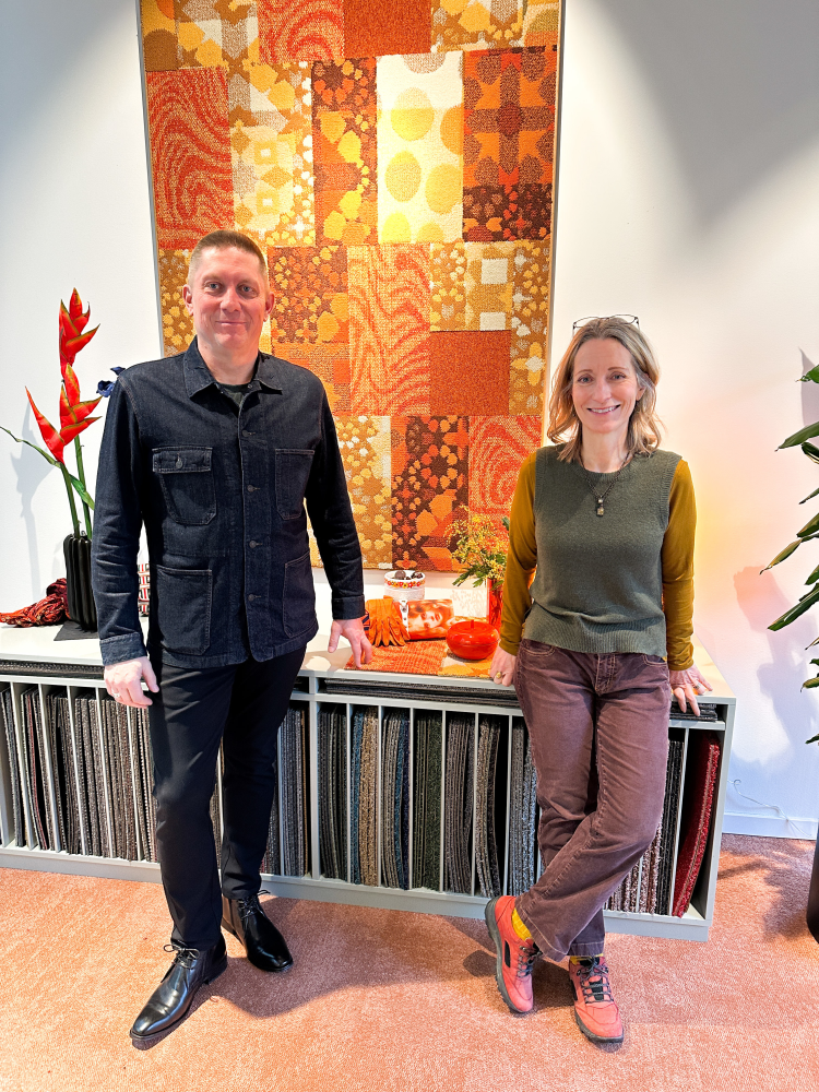 dame mann 70-talls oransje vegg