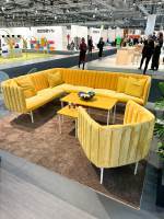 Foto: Charlotte Holberg Sveinsen/ifi.no<br/>GUL SOFA: Det gule gikk igjen som aksentfarge, gjerne på en stol eller en sofa som her.