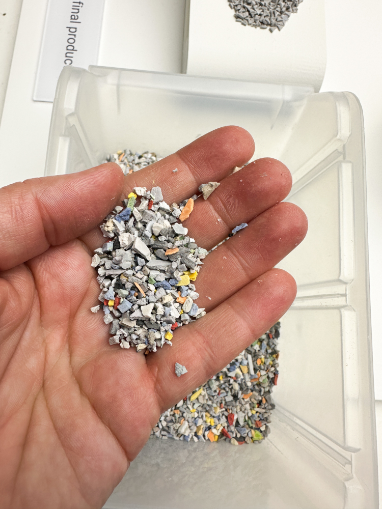 hånd med plastgranulater 