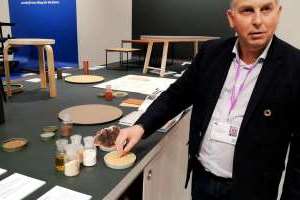 Torbjørn Mikkelsen fra Forbo i Danmark viser de fire ingrediensene - kalk, linolje, tremel og harpiks, basisen for å lage linoleum til møbler og gulv.