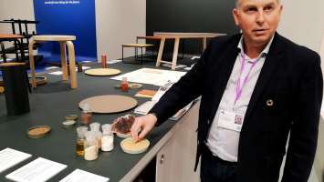 Foto: Bjørg Owren/ifi.no<br/>Torbjørn Mikkelsen fra Forbo i Danmark viser de fire ingrediensene - kalk, linolje, tremel og harpiks, basisen for å lage linoleum til møbler og gulv.
