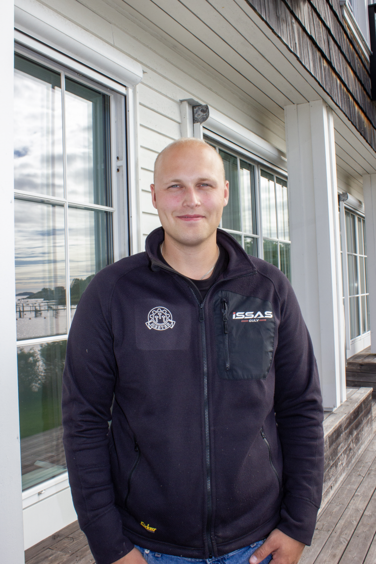 ung mann i blå klær