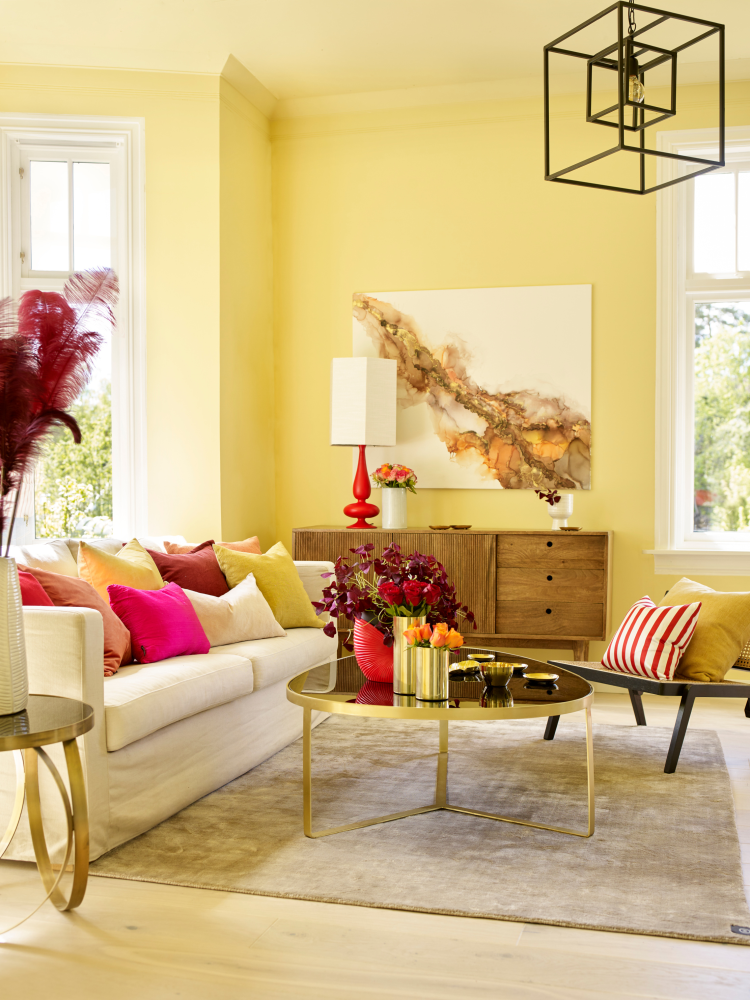 Stue med gule vegger