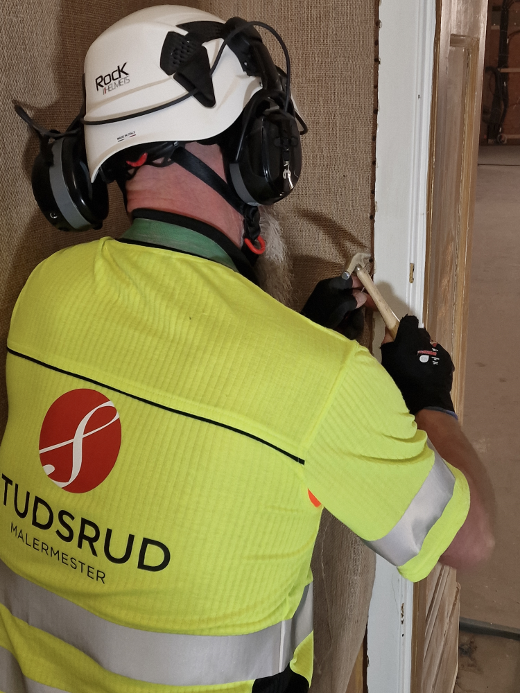 Jutestrien strekkes og festes med nellikspiker