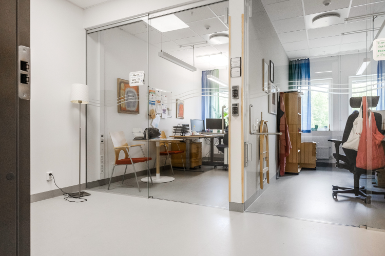 to undersøkelsesrom på sykehus. Glassvegger og lyse gulv og vegger