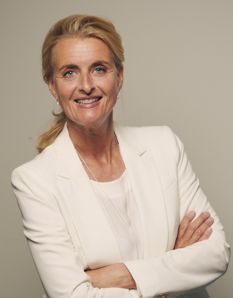 dame i hvite klær, business-stil