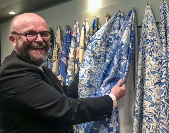 Sverre Wollan fra Intag viser blå og hvite tekstiler fra Morris